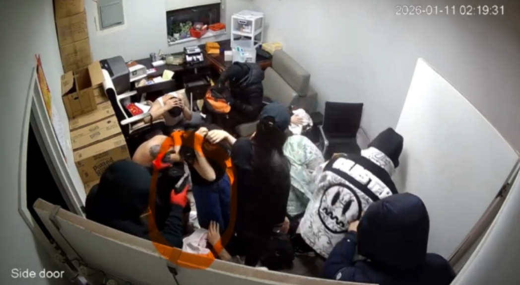 NBA免费视频-深夜噩梦！法拉盛公寓遭武装洗劫，抢走30万美元，9名华人男女被扒光衣服羞辱