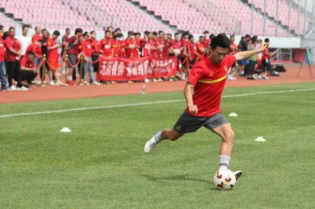 足球赛事直播-河北队“过来人”支招新人如何接班：要勇敢更要加练