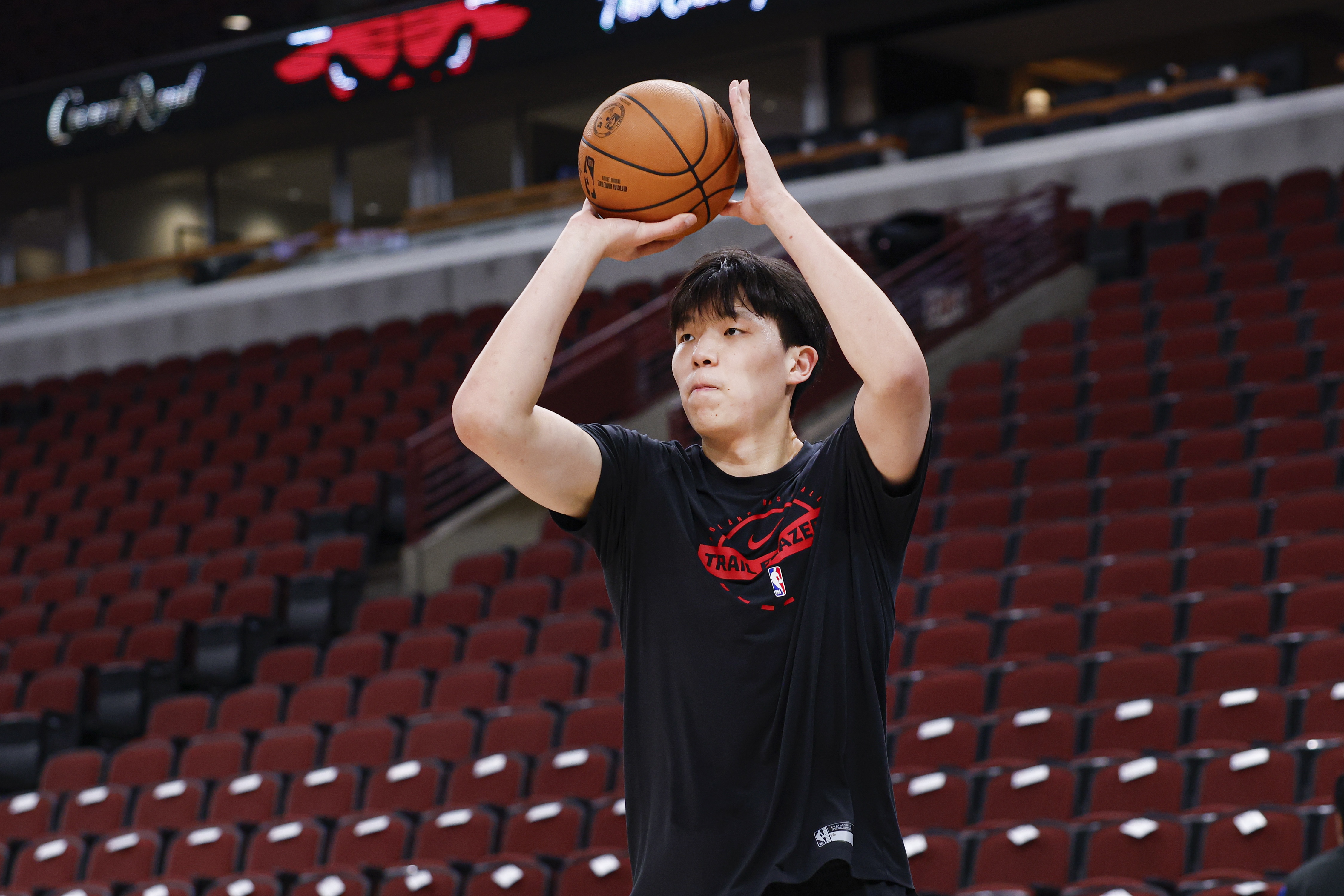 英超高清转播-拓媒：杨瀚森压力很大 在NBA立足本来就很难 很多球员2年就消失了